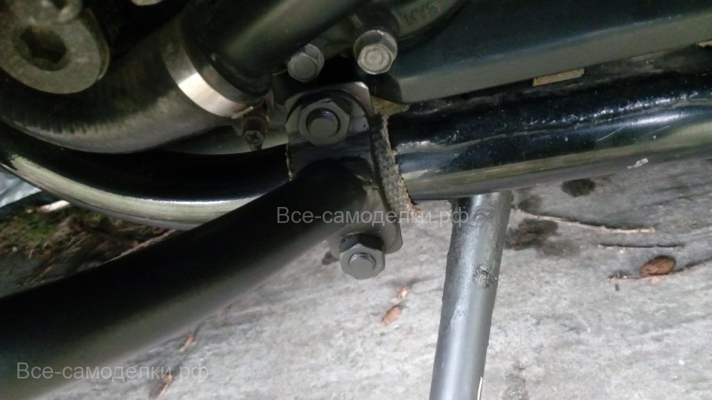 Фотографии трех точек крепления дуг безопасности на мотоцикл HONDA CD400.